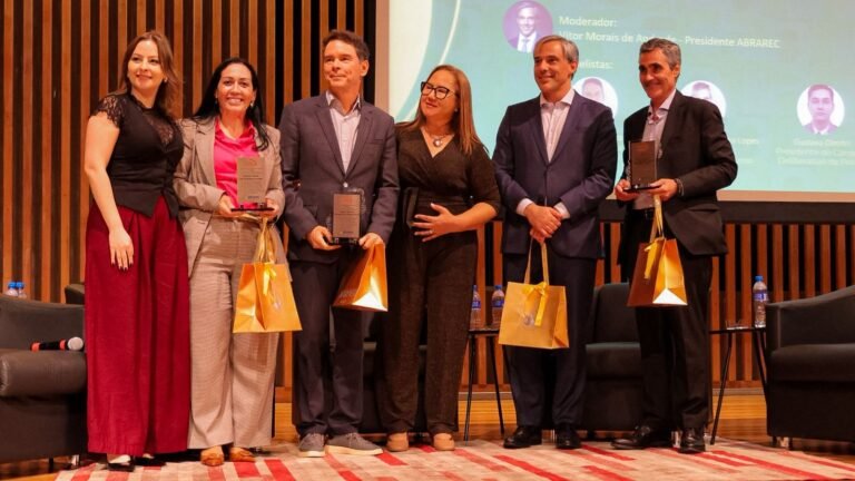 Andreia Roma é homenageada no Ouvidores do Brasil e reforça a equidade feminina pela literatura