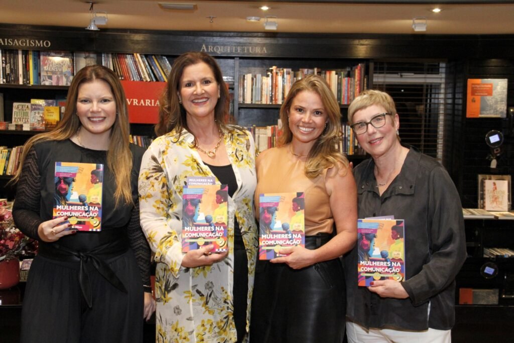 Noite de autógrafos marca lançamento de “Mulheres na Comunicação” na Barra da Tijuca, RJ