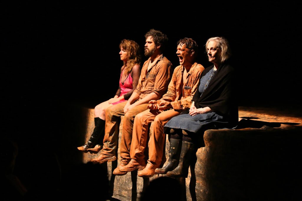 Elenco do espetáculo Tom na Fazenda, montagem dirigida por Rodrigo Portella e protagonizada por Armando Babaioff.