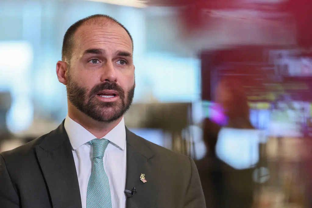 Moraes determina prisão de Eduardo Bolsonaro e início do cumprimento da pena