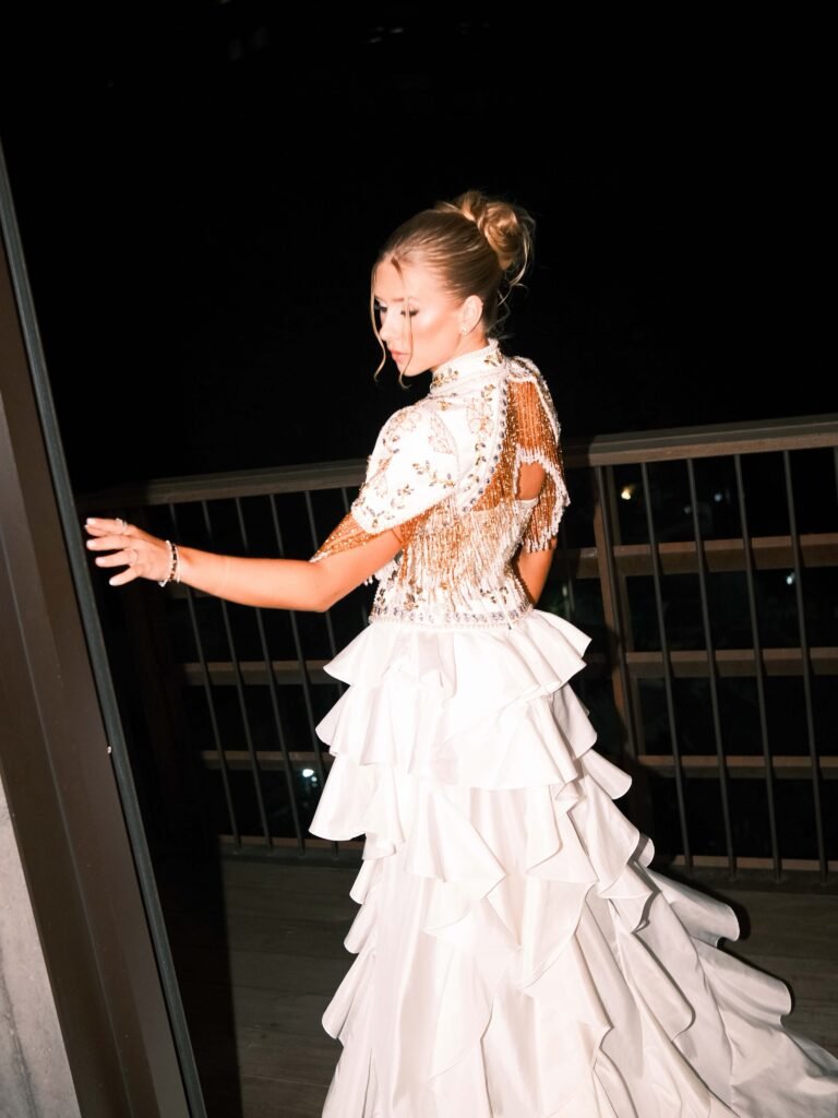 Cela Lopes com vestido exclusivo de Letícia Manzan, criação sob medida com bordados artesanais, cristais e saia assimétrica.
