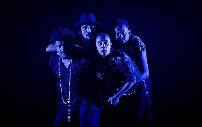 “Desfazenda” leva à CAIXA Cultural Rio uma reflexão sobre racismo, memória e identidade Cena do espetáculo Desfazenda – Me Enterrem Fora Desse Lugar, do coletivo O Bonde, apresentado na CAIXA Cultural Rio de Janeiro. Foto: Noelia Nájera.